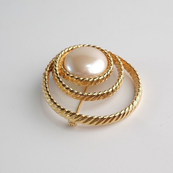 VTG Monet Brooch Gold Tone Circular with Faux Pearl Pin - Picture 4 of 9